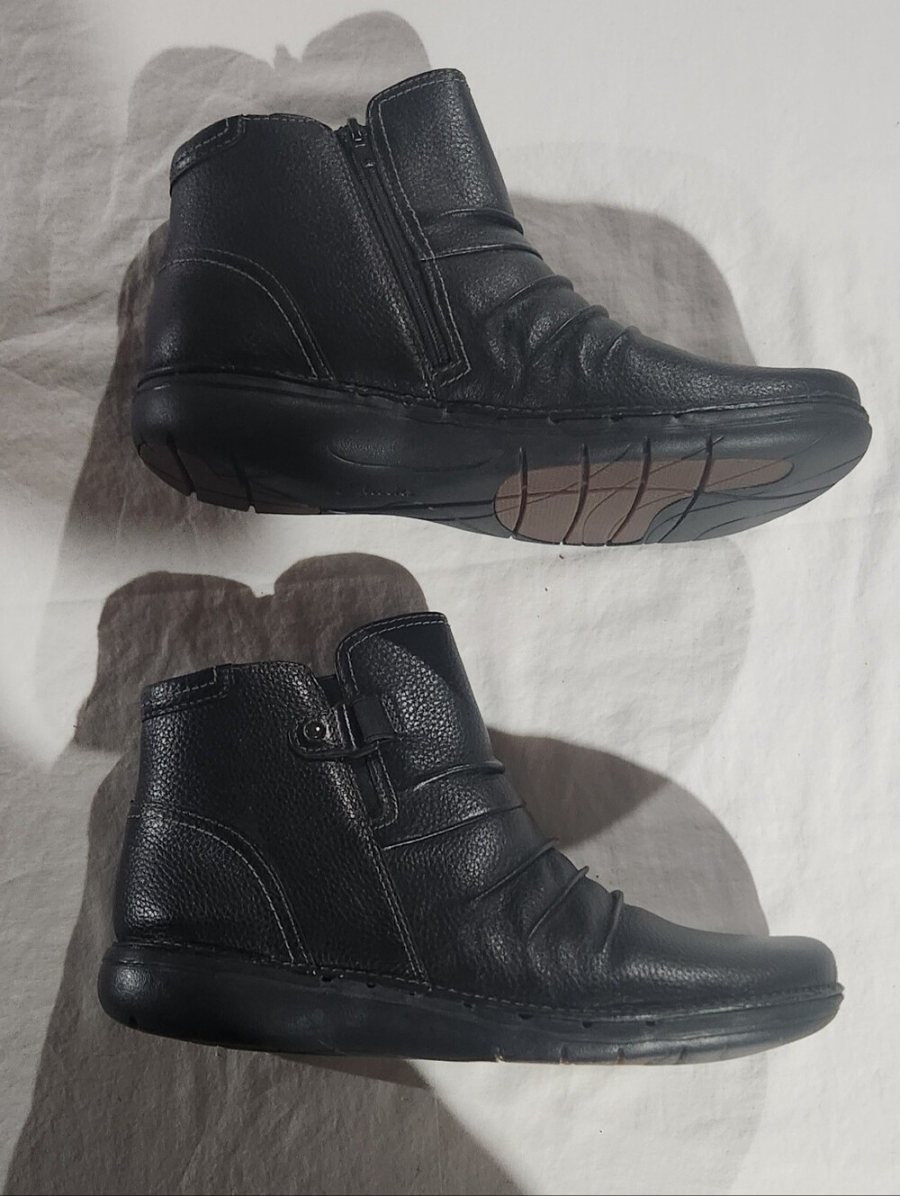Clarks Unloop Top Black Leather Ankle Boots Size 9.5 - Picture 2 of 8